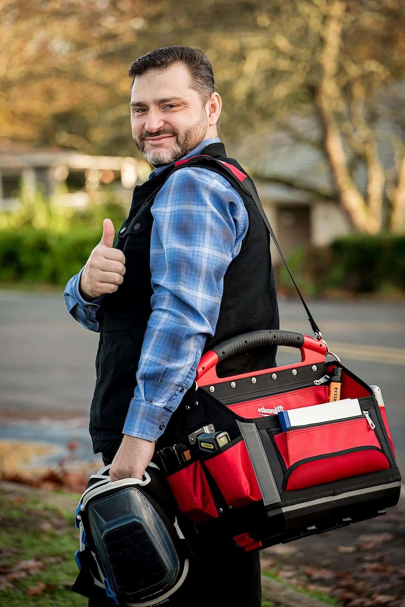 Owner-technician of EasyFix Appliance Repair arriving for in-home appliance service