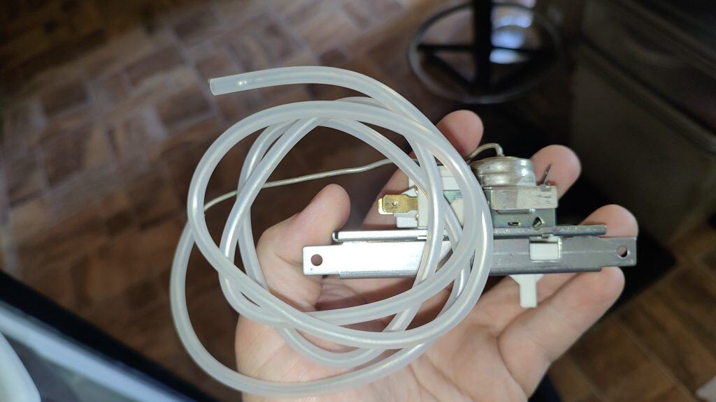 04_UsedThermostat_RemovedPart