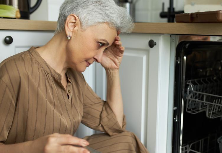 lady-looking-a-broken-dishwasher