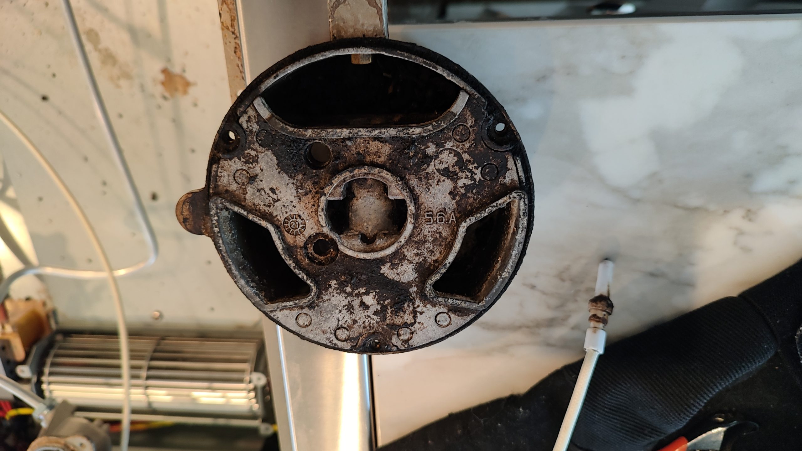 ZLINE gas burner heavily worn and corroded – ignition issues